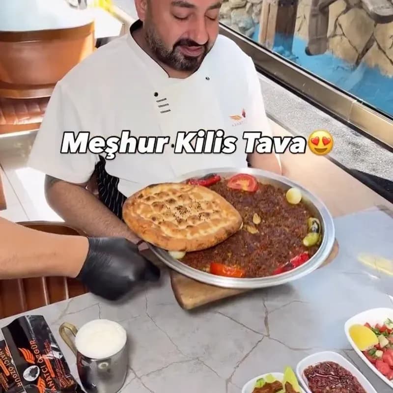 Ustanın elinde meşhur Kilis tava tepsisi