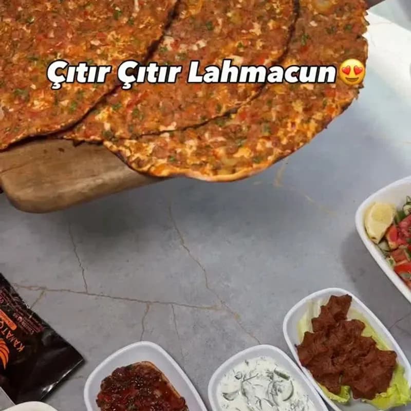 Tahta tahtada çıtır çıtır lahmacun, yanında salata ve cacık