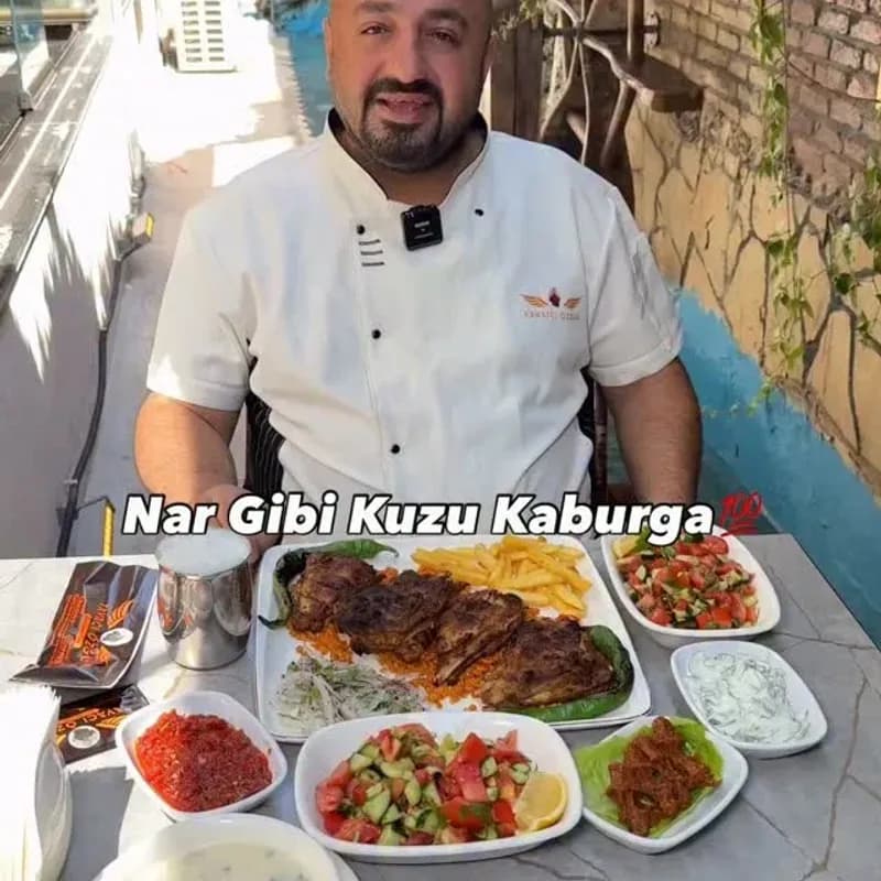 Nar gibi kuzu kaburga, yanında pilav ve mezelerle